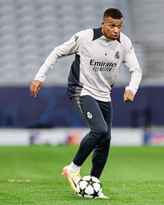 Kylian Mbappe trong buoi tap truoc tran dau cua Real Madrid